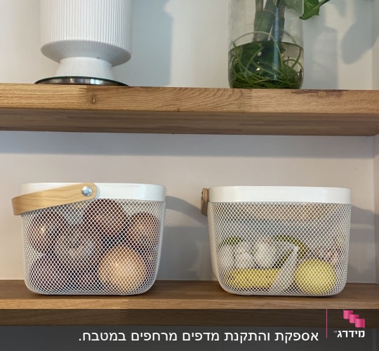 מדף עץ עם סלים לבנים ותפוחים